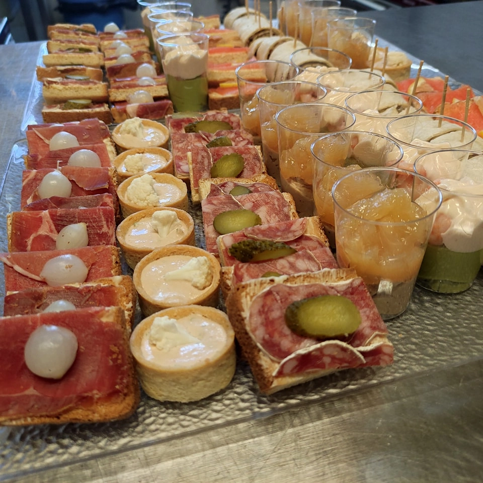 Assortiment de pi&egrave;ces cocktail chaudes et froides